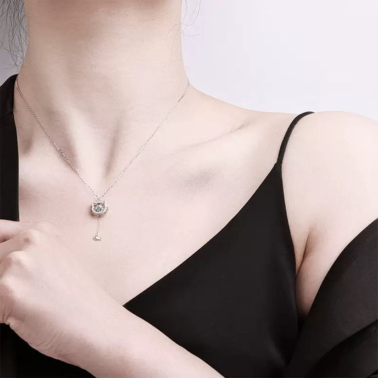 S925 純銀製 猫が魚を食べるモチーフ + 0.5ct ホワイトモアサナイト ネックレス